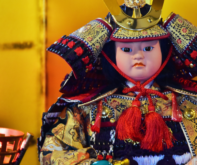 Cada tipo de boneca tem um significado especial, sendo usadas para proteção, celebração ou até mesmo como objetos de arte. No Hinamatsuri, por exemplo, acredita-se que as hina ningyo absorvem maus espíritos e protegem as meninas. Já as daruma encorajam a persistência e a realização de objetivos.