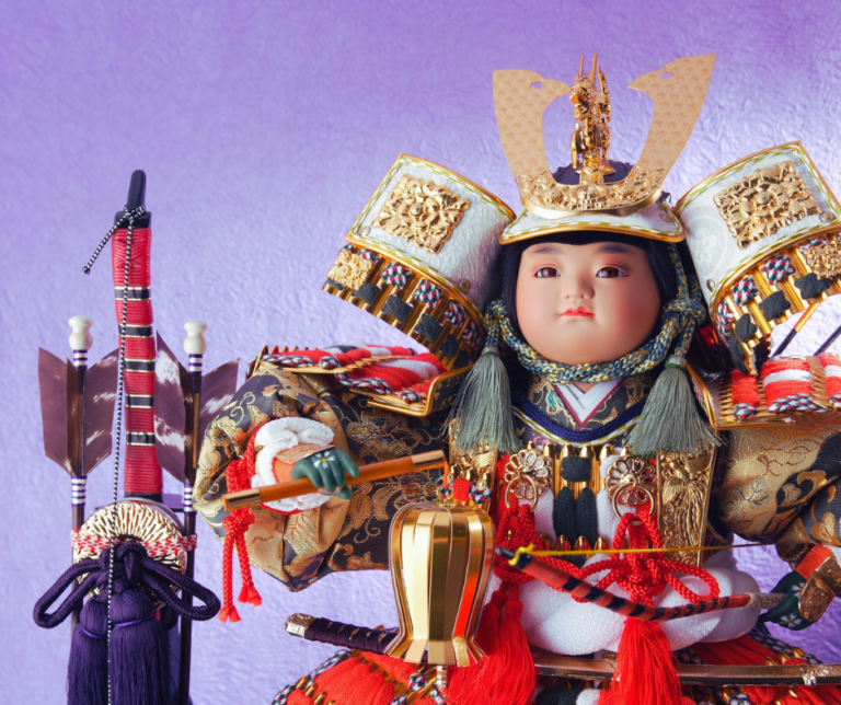 Bonecas Japonesas na Atualidade Hoje, as bonecas japonesas continuam a ser uma parte importante da cultura do país. Muitas são vendidas como souvenirs para turistas, enquanto outras continuam sendo usadas em festivais e cerimônias tradicionais.