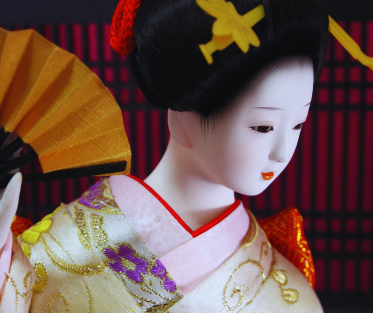 As bonecas japonesas são muito mais do que simples brinquedos ou itens de decoração. Elas carregam séculos de história, cultura e simbolismo, refletindo valores e tradições do Japão. Desde as clássicas kokeshi até as sofisticadas hina ningyo, cada boneca tem seu próprio charme e propósito, encantando gerações e mantendo viva uma rica herança cultural. Seja como amuleto da sorte, peça de arte ou lembrança de viagem, as bonecas japonesas continuam a fascinar pessoas ao redor do mundo.