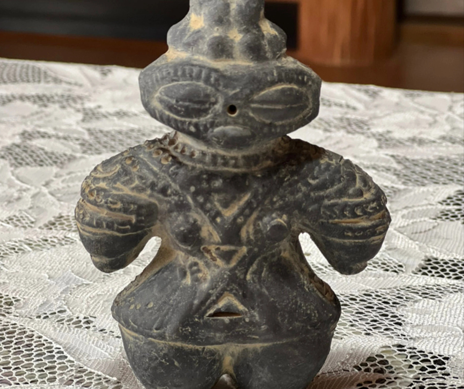 A História das Bonecas Japonesas As bonecas no Japão têm uma longa história, remontando ao período Jomon (14.000 a.C. – 300 a.C.), quando figuras de barro chamadas dogu eram criadas. Essas figuras tinham significados espirituais e eram usadas em rituais. Durante o período Heian (794-1185), surgiram bonecas mais sofisticadas feitas de madeira e papel, usadas principalmente para entretenimento e cerimônias religiosas.