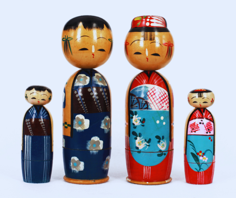 As bonecas kokeshi são originárias da região de Tohoku e são facilmente reconhecíveis por seus corpos cilíndricos e rostos pintados à mão. Elas não possuem braços nem pernas e são tradicionalmente feitas de madeira. As kokeshi são vistas como símbolos de boa sorte e prosperidade. Atualmente, existem dois estilos principais: