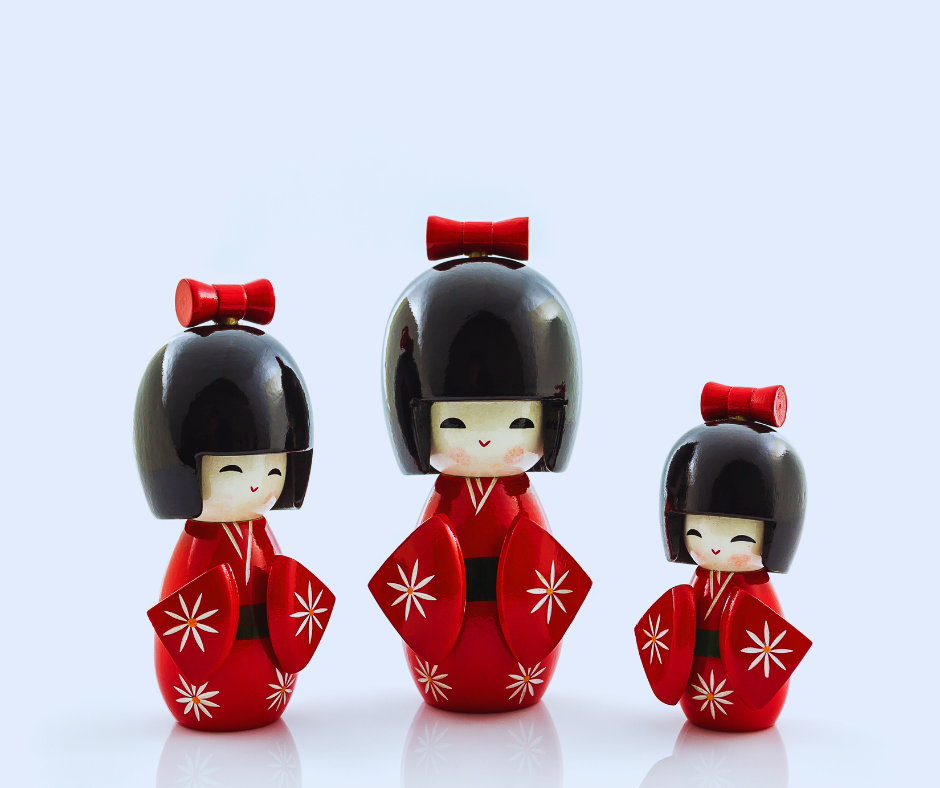 As bonecas kokeshi são originárias da região de Tohoku e são facilmente reconhecíveis por seus corpos cilíndricos e rostos pintados à mão. Elas não possuem braços nem pernas e são tradicionalmente feitas de madeira. As kokeshi são vistas como símbolos de boa sorte e prosperidade. Atualmente, existem dois estilos principais: