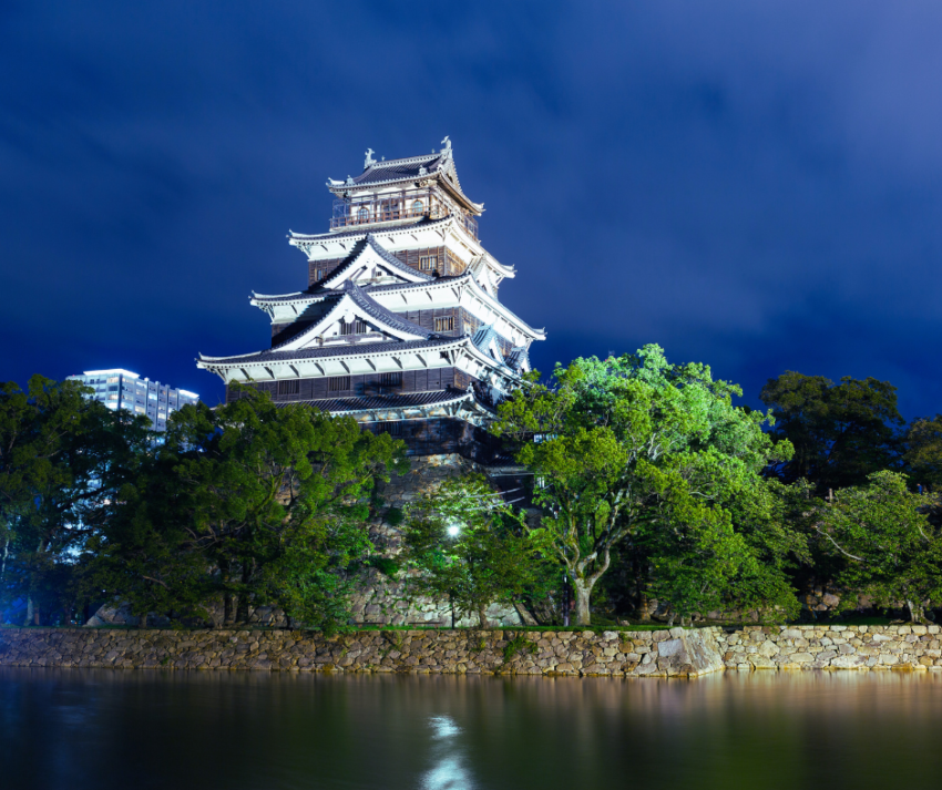 O Castelo de Hiroshima: História, Reconstrução e Importância Cultural O Castelo de Hiroshima, conhecido em japonês como Hiroshima-jō (広島城), é um dos marcos históricos mais significativos da cidade de Hiroshima, no Japão.