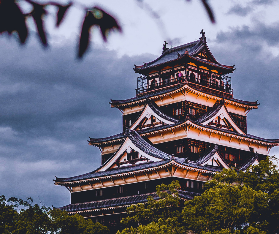 Castelo de Hiroshima foi construído entre 1589 e 1599 por Mōri Terumoto, um dos poderosos daimyō do período Sengoku. A escolha do local não foi aleatória: situado em uma planície e cercado por rios, o castelo tinha uma posição estratégica para defesa e desenvolvimento econômico.