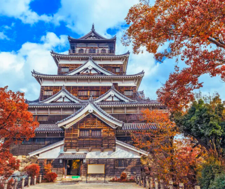 Com a derrota de Mōri Terumoto na Batalha de Sekigahara (1600), o castelo foi confiscado por Tokugawa Ieyasu, que transferiu o controle para Masanori Fukushima. Durante esse período, Hiroshima se tornou um importante centro administrativo e econômico do xogunato Tokugawa. Posteriormente, o domínio passou para a família Asano, que governou Hiroshima até a Restauração Meiji, em 1868.
