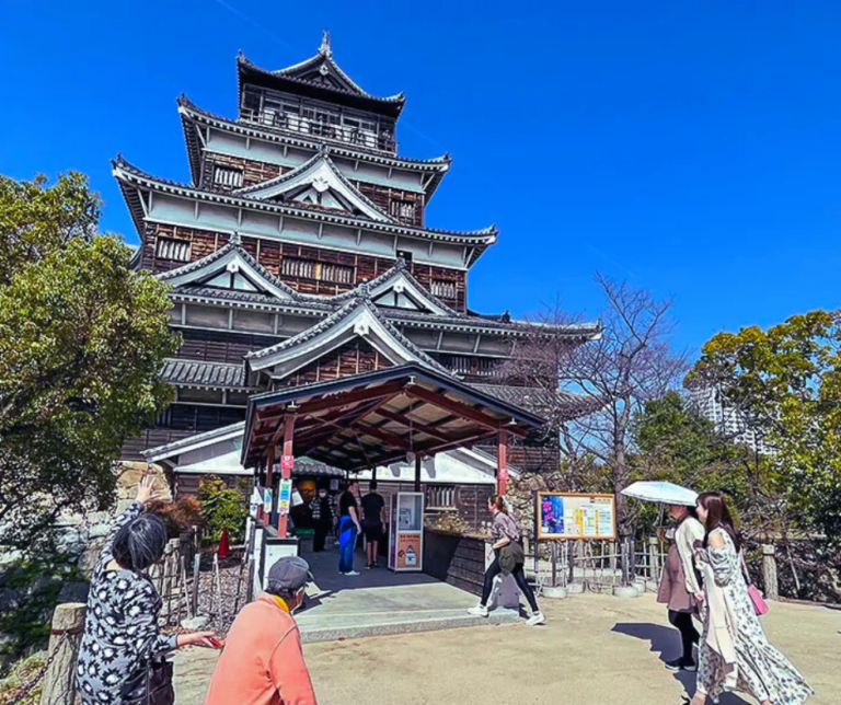 Hoje, o Castelo de Hiroshima não é apenas um marco histórico, mas também um símbolo da resiliência e reconstrução da cidade. Cercado por um belo parque com cerejeiras, o local atrai turistas principalmente durante a floração das sakuras na primavera.