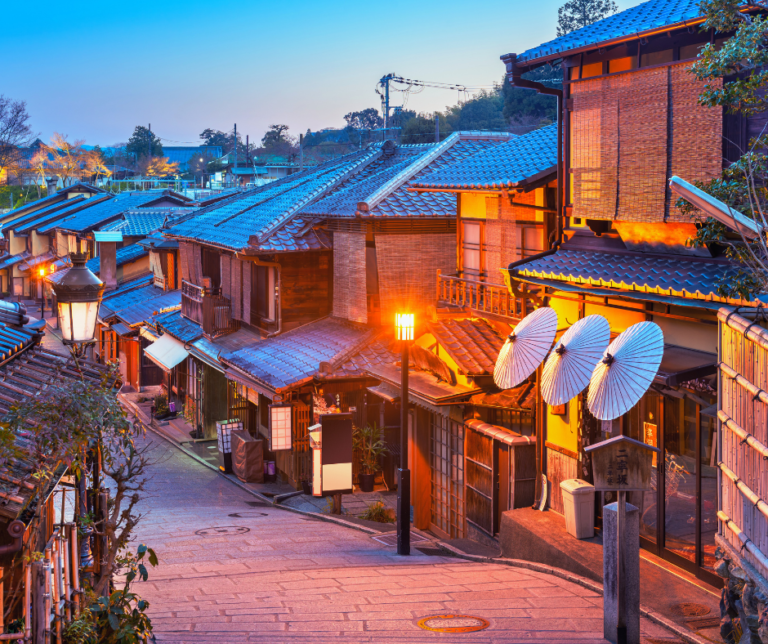 A província de Kyoto, localizada na região de Kansai, é um dos destinos mais emblemáticos do Japão, carregando séculos de história, cultura e tradições. Conhecida por suas paisagens deslumbrantes, templos magníficos e um profundo legado imperial, Kyoto representa o coração da identidade japonesa. Neste artigo, exploraremos a origem dessa região, seu papel fundamental na história do Japão e sua relevância até os dias atuais.