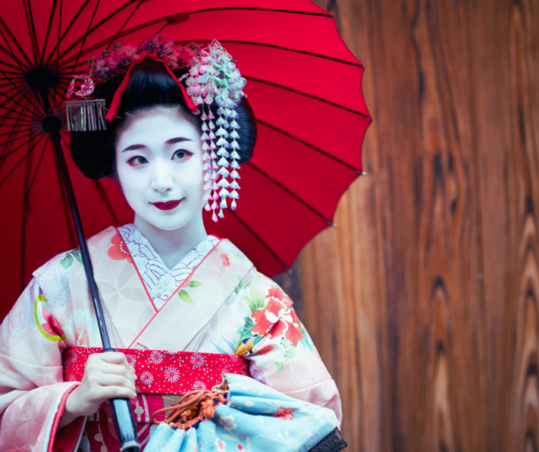 Durante a Segunda Guerra Mundial, Kyoto foi poupada dos bombardeios aliados, preservando seu patrimônio histórico. A cidade continua sendo uma das mais visitadas do Japão, atraindo milhões de turistas todos os anos para conhecer seus templos, jardins e distritos históricos, como Gion, famoso por suas gueixas.