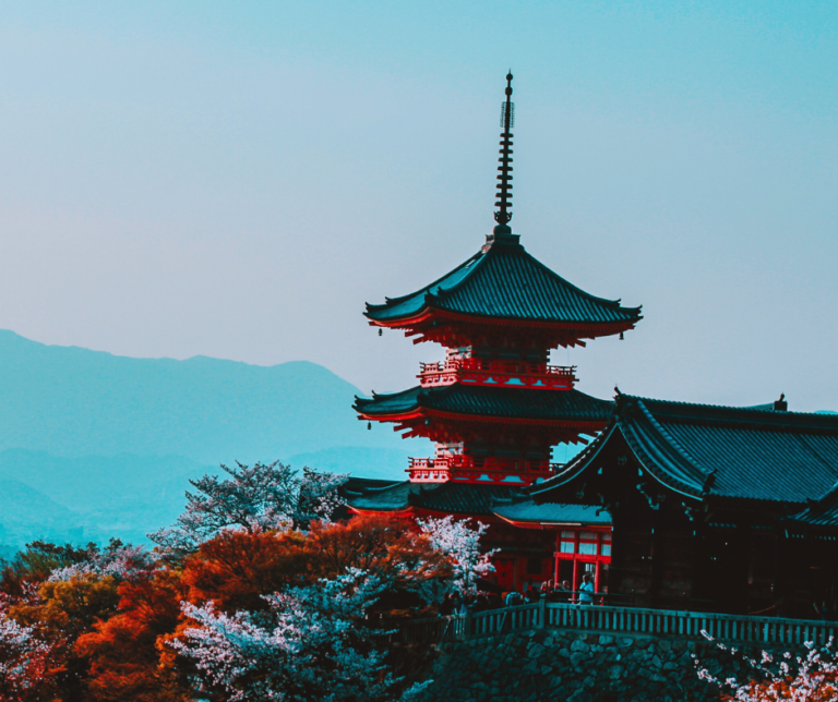 Durante o Período Kamakura (1185-1333) e o Período Muromachi (1336-1573), Kyoto enfrentou períodos de instabilidade política devido ao surgimento dos xogunatos, sistemas militares que governavam o Japão em paralelo ao imperador. No entanto, a cidade ainda manteve seu prestígio como o centro cultural do país.