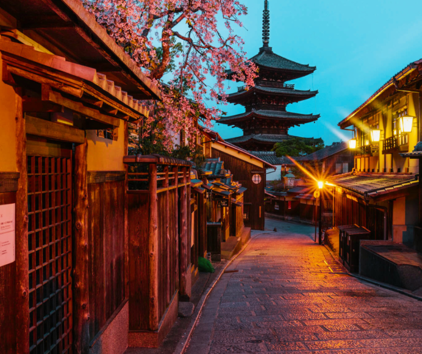A província de Kyoto, localizada na região de Kansai, é um dos destinos mais emblemáticos do Japão, carregando séculos de história, cultura e tradições.