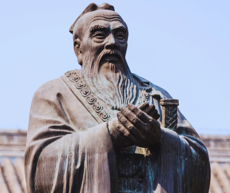 A cultura chinesa é marcada por um profundo respeito às tradições e aos valores familiares. A harmonia, o equilíbrio e o respeito aos mais velhos são pilares fundamentais do comportamento social. Um exemplo clássico é o Confucionismo, uma filosofia que influenciou gerações e moldou a sociedade chinesa com ideias sobre moral, educação e conduta ética.