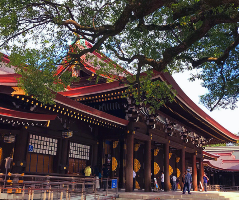 Outro lugar imperdível é o Santuário Meiji Jingu, dedicado ao imperador Meiji e à imperatriz Shoken. Rodeado por uma floresta urbana, o local é um verdadeiro oásis de paz no meio da cidade. É comum ver cerimônias xintoístas acontecendo por ali, inclusive casamentos tradicionais.