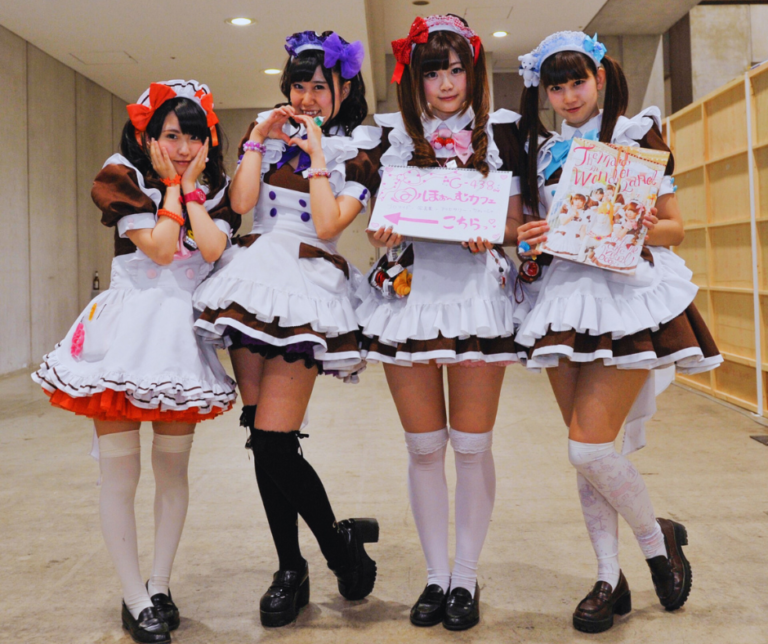 Tóquio é o paraíso para os fãs da cultura pop japonesa. Bairros como Akihabara são mecas da tecnologia, anime, mangá e videogames. Lá é possível encontrar lojas gigantes de eletrônicos, bonecos de colecionador, cafés temáticos com atendentes vestidos de personagens (os famosos maid cafés) e muito mais. Outro bairro que representa a moda e a juventude japonesa é Harajuku. Famoso pelas suas ruas coloridas, lojas excêntricas e estilos de moda ousados, o local é um ícone da expressão individual e da criatividade.