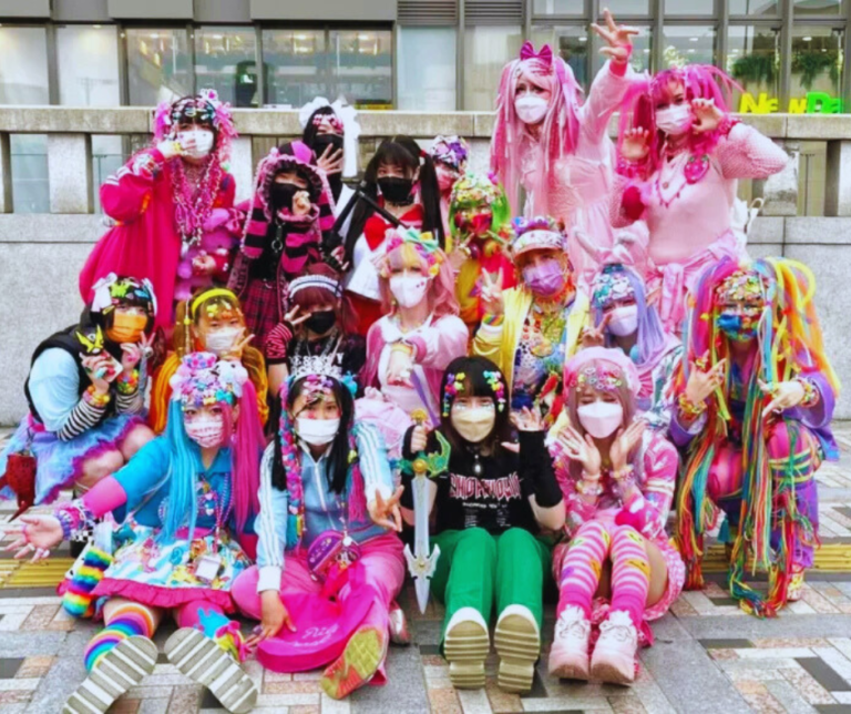 Outro bairro que representa a moda e a juventude japonesa é Harajuku. Famoso pelas suas ruas coloridas, lojas excêntricas e estilos de moda ousados, o local é um ícone da expressão individual e da criatividade.