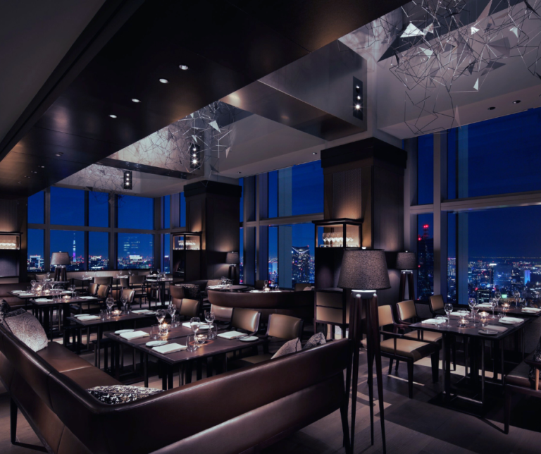 Comer em Tóquio é uma experiência para todos os sentidos. A cidade possui o maior número de restaurantes com estrelas Michelin no mundo, mas também oferece delícias acessíveis em cada esquina. Desde os tradicionais sushis e ramens, até pratos como okonomiyaki (uma espécie de panqueca japonesa) e yakitori (espetinhos de frango grelhado), há opções para todos os gostos e bolsos. Visitar os mercados locais, como o antigo Mercado de Tsukiji ou o moderno Toyosu Market, é uma ótima maneira de conhecer a variedade da culinária japonesa e experimentar ingredientes frescos e exóticos.