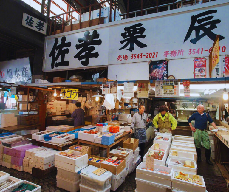 isitar os mercados locais, como o antigo Mercado de Tsukiji ou o moderno Toyosu Market, é uma ótima maneira de conhecer a variedade da culinária japonesa e experimentar ingredientes frescos e exóticos.