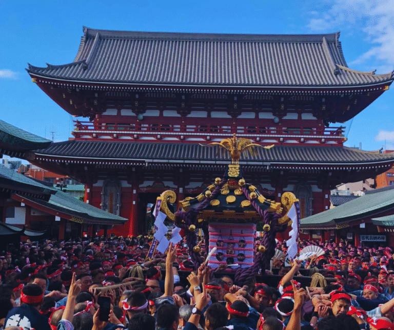 Tokyo celebra ao longo do ano diversos festivais tradicionais, como o Sanja Matsuri, um dos mais antigos e importantes da cidade, realizado no bairro de Asakusa. Outro evento muito esperado é o Sumidagawa Fireworks Festival, um espetáculo de fogos de artifício que atrai multidões à beira do rio Sumida.