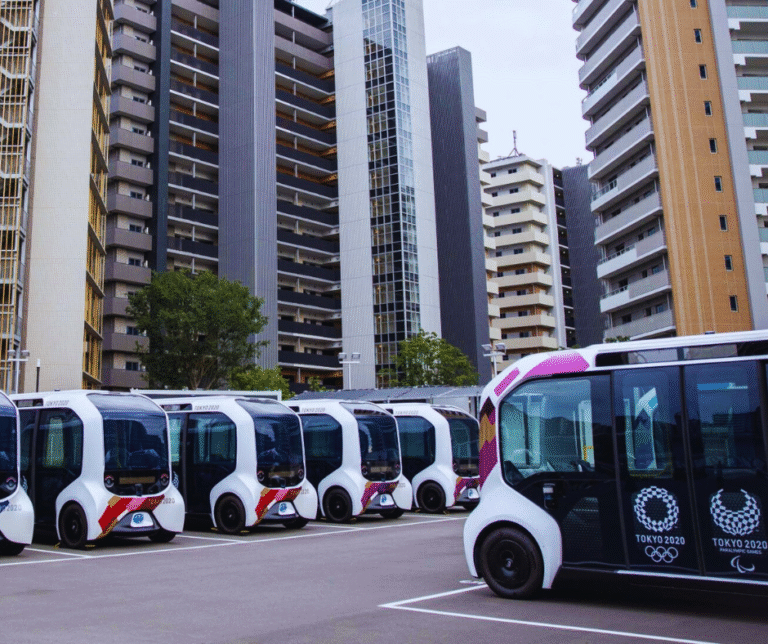 Tokyo nunca para de se reinventar. A cidade tem investido em sustentabilidade, mobilidade inteligente e planejamento urbano para se manter na vanguarda global. A realização dos Jogos Olímpicos de 2020 (adiados para 2021 por conta da pandemia) foi um exemplo de como Tóquio consegue combinar tradição, tecnologia e hospitalidade de forma única.
