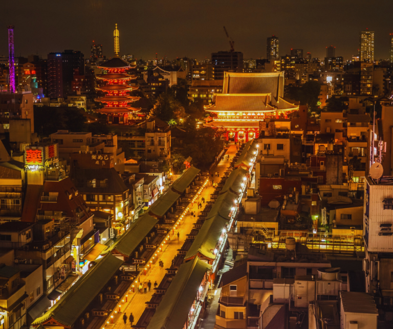 Apesar de todo o ar futurista, Tóquio guarda em seu coração templos e santuários milenares. O mais famoso é o Templo Senso-ji, localizado em Asakusa. Construído no século VII, é o templo budista mais antigo da cidade e atrai milhões de visitantes todos os anos. Caminhar pela rua Nakamise, cheia de lojinhas tradicionais que levam até o templo, é como voltar no tempo.