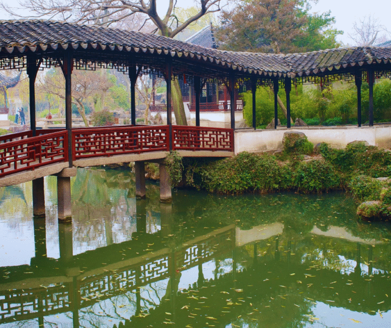 Os jardins de Suzhou, declarados Patrimônio Mundial da UNESCO, são exemplos refinados da estética tradicional chinesa, com uso harmonioso de pedras, plantas, água e arquitetura.