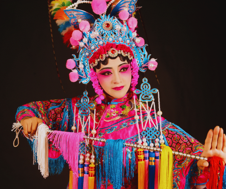 A China tem uma longa tradição nas artes, que inclui a caligrafia, a pintura com tinta, a cerâmica, a música tradicional e o teatro chinês. A ópera de Pequim, com suas maquiagens marcantes e movimentos coreografados, é uma das formas mais icônicas dessa expressão artística.