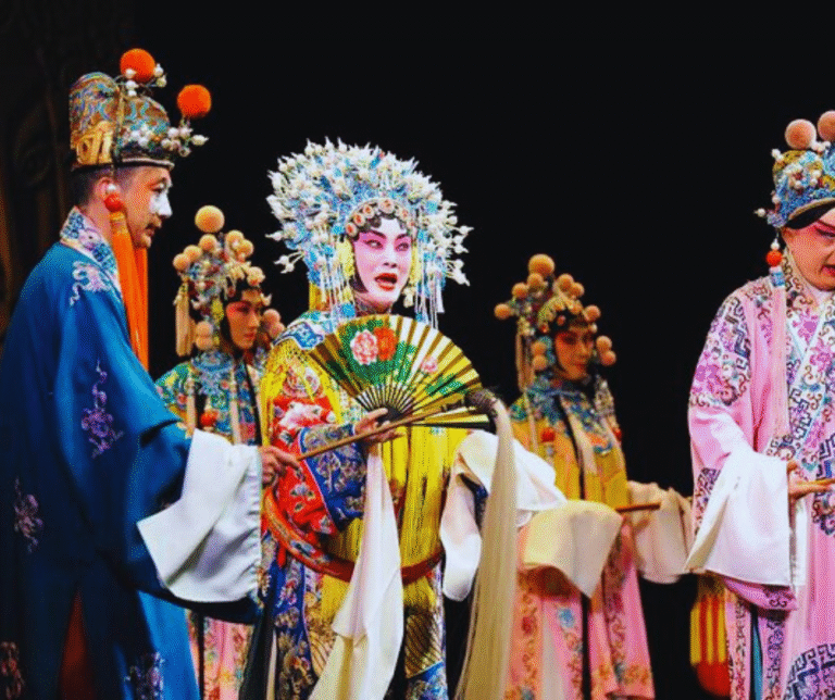 A China tem uma longa tradição nas artes, que inclui a caligrafia, a pintura com tinta, a cerâmica, a música tradicional e o teatro chinês. A ópera de Pequim, com suas maquiagens marcantes e movimentos coreografados, é uma das formas mais icônicas dessa expressão artística.