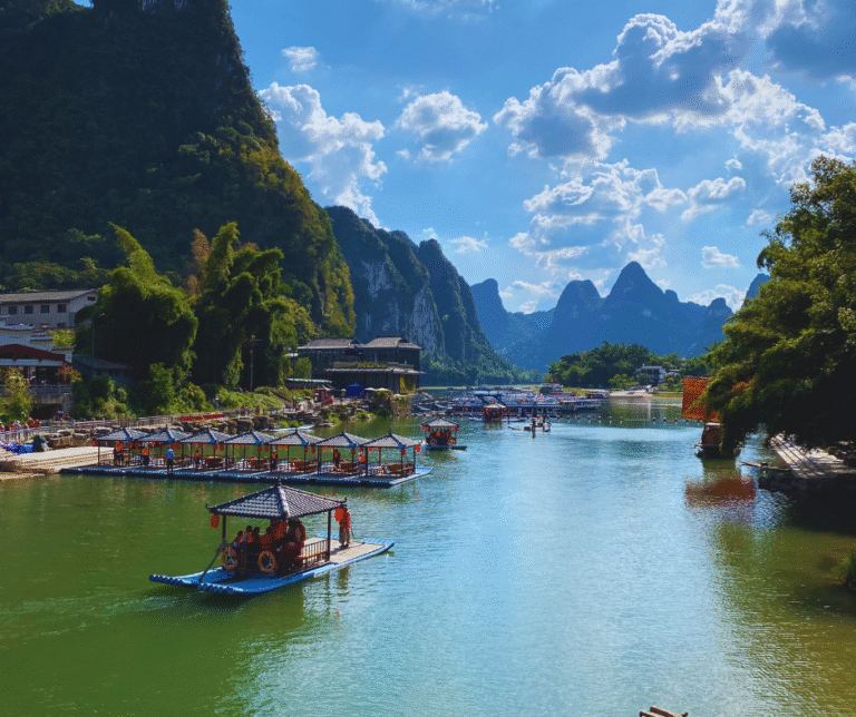 As paisagens de Guilin e Yangshuo, com suas montanhas cársticas e o sereno rio Li, são consideradas entre as mais belas da China. Um passeio de barco ou bicicleta por essas áreas parece uma viagem por uma pintura tradicional chinesa.