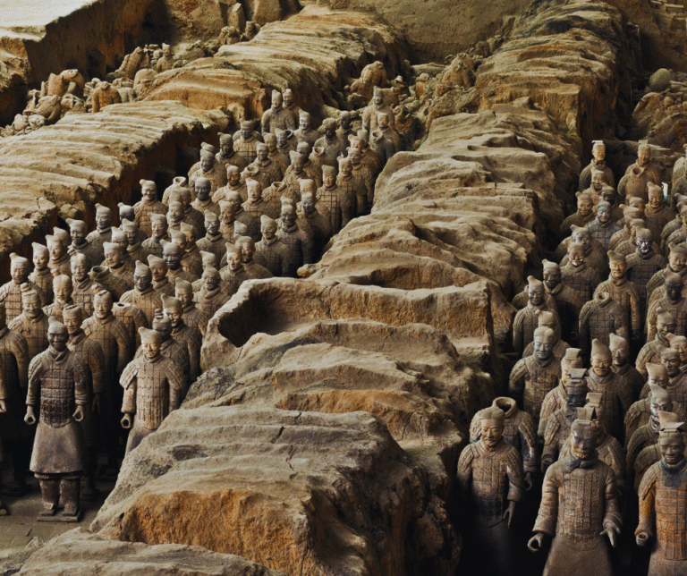 Em Xi’an, os Guerreiros de Terracota surpreendem visitantes com mais de 8.000 estátuas de soldados feitos há mais de dois mil anos para proteger o imperador Qin Shi Huang em sua vida após a morte. É um dos maiores achados arqueológicos do mundo.