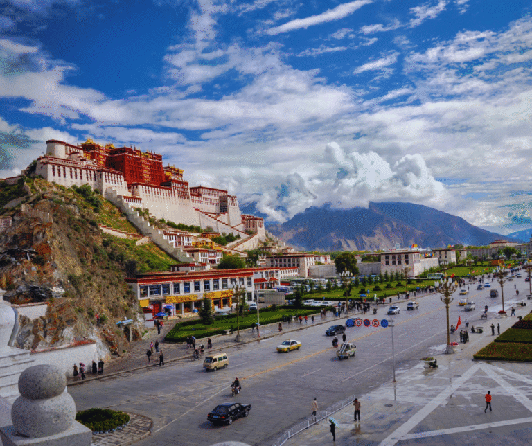 Para quem busca espiritualidade e paisagens montanhosas, a região do Tibete e a cidade de Lhasa são destinos fascinantes. O Palácio de Potala, antiga residência dos Dalai Lamas, é um símbolo imponente de fé e história.
