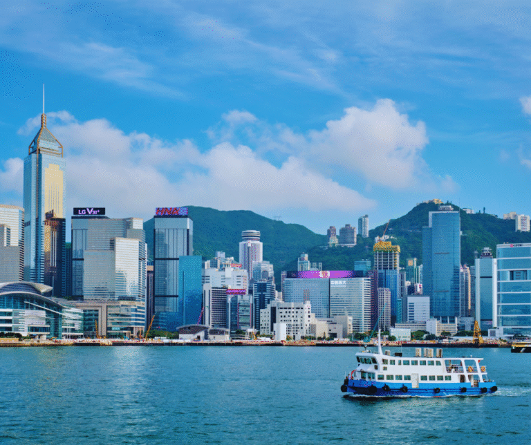 Hong Kong mistura tradição chinesa com modernidade e influência britânica. Seus templos antigos contrastam com as luzes de neon e arranha-céus. Já Macau, ex-colônia portuguesa, é famosa pelos cassinos, mas também por sua gastronomia única e suas ruas históricas com calçamento de pedras.