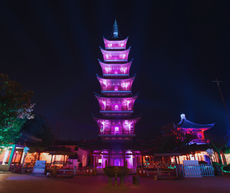 A China é um país de contrastes e encantos. Sua cultura milenar permanece viva nos gestos do cotidiano, nas festas populares, nas tradições familiares e nas expressões artísticas. Ao mesmo tempo, o país olha para o futuro, incorporando inovação e tecnologia em seu dia a dia.