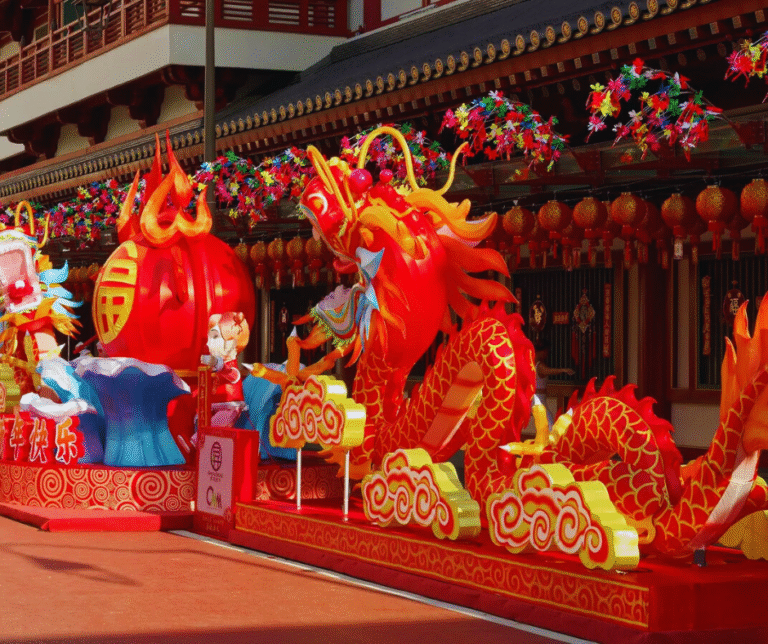 A China celebra diversos festivais tradicionais ao longo do ano. Um dos mais importantes é o Festival da Primavera, também conhecido como Ano Novo Chinês. É o feriado mais aguardado, quando famílias se reúnem para celebrar com danças, fogos de artifício e banquetes.