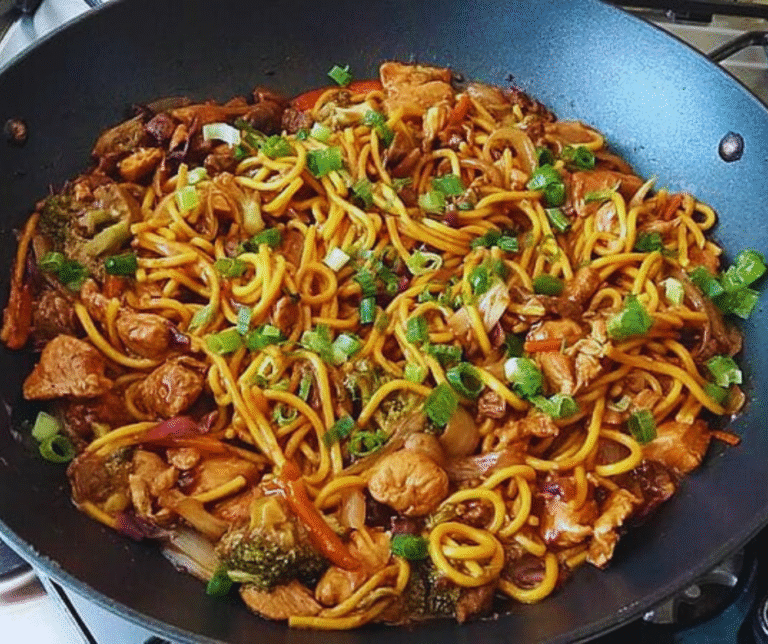 A culinária da China é uma das mais ricas e diversificadas do mundo. Cada região tem seus próprios sabores e especialidades. No norte, os pratos costumam ser mais salgados e apimentados, com destaque para os famosos jiaozi (bolinhos recheados) e lamian (macarrão puxado à mão).