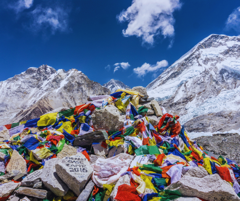 Localizado entre duas potências gigantes — China e Índia — o Nepal é um país pequeno em território, mas imenso em riqueza cultural. Com suas paisagens montanhosas de tirar o fôlego, incluindo o imponente Monte Everest, o Nepal é mais do que um destino para alpinistas e aventureiros. Sua cultura milenar, profundamente espiritual e diversificada, é uma das mais fascinantes da Ásia.