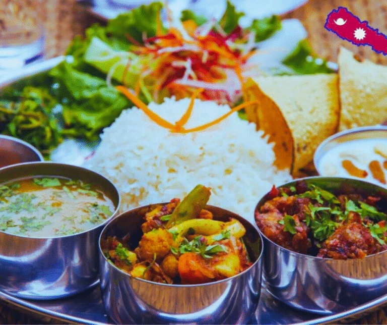 Culinária Nepalesa: Simples, Saborosa e Reconfortante A gastronomia do Nepal é simples, mas rica em sabores e influências. O prato mais tradicional é o dal bhat, uma combinação de arroz com lentilhas, acompanhado de legumes refogados e condimentos.