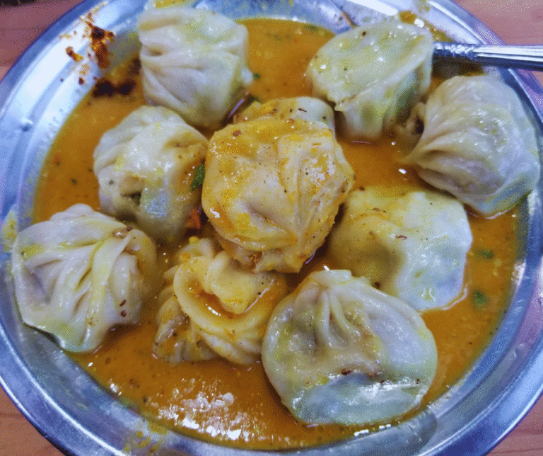 Outro destaque é o momo, um tipo de bolinho cozido no vapor recheado com carne ou vegetais, muito popular tanto entre os locais quanto entre os turistas.
