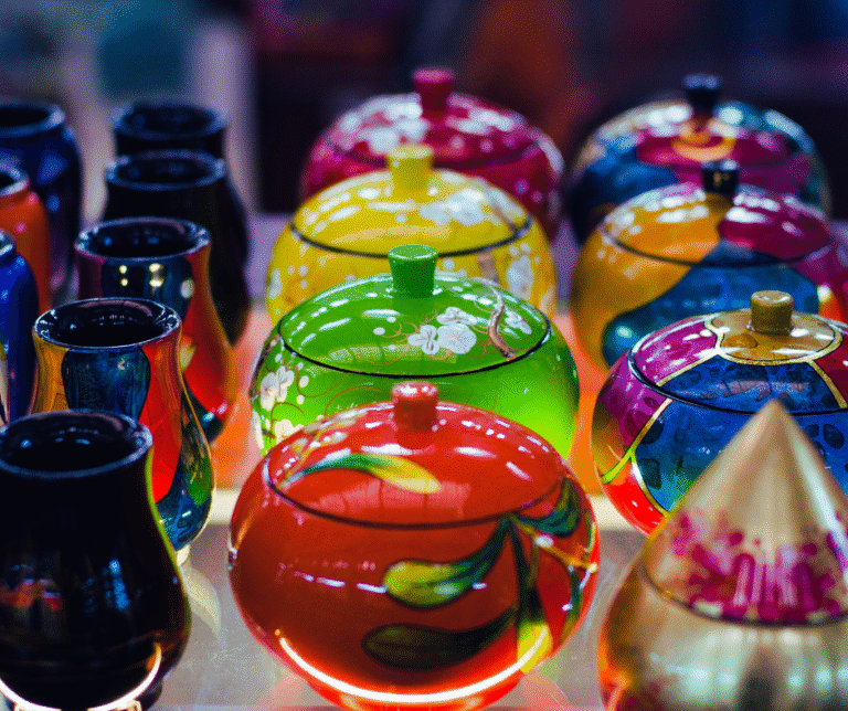 O artesanato é uma expressão viva da cultura local. O Nepal é famoso por seus tecidos, esculturas em madeira, máscaras, joias de prata e mandalas tibetanas pintadas à mão. Muitos desses itens são produzidos em comunidades que mantêm técnicas ancestrais passadas de geração em geração.