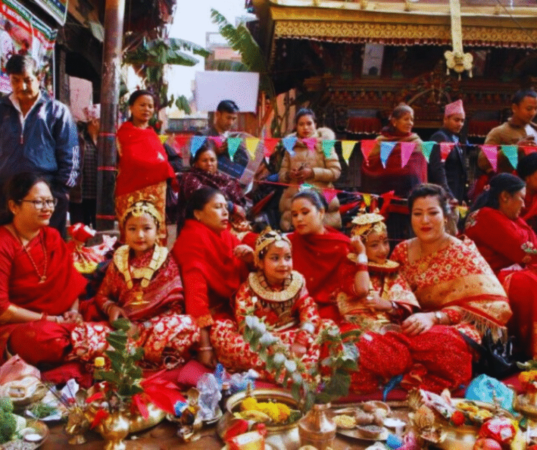 Uma das características mais marcantes da cultura nepalesa é o espírito comunitário. A vida nas vilas e mesmo nos bairros urbanos gira em torno da convivência, da solidariedade e da ajuda mútua.