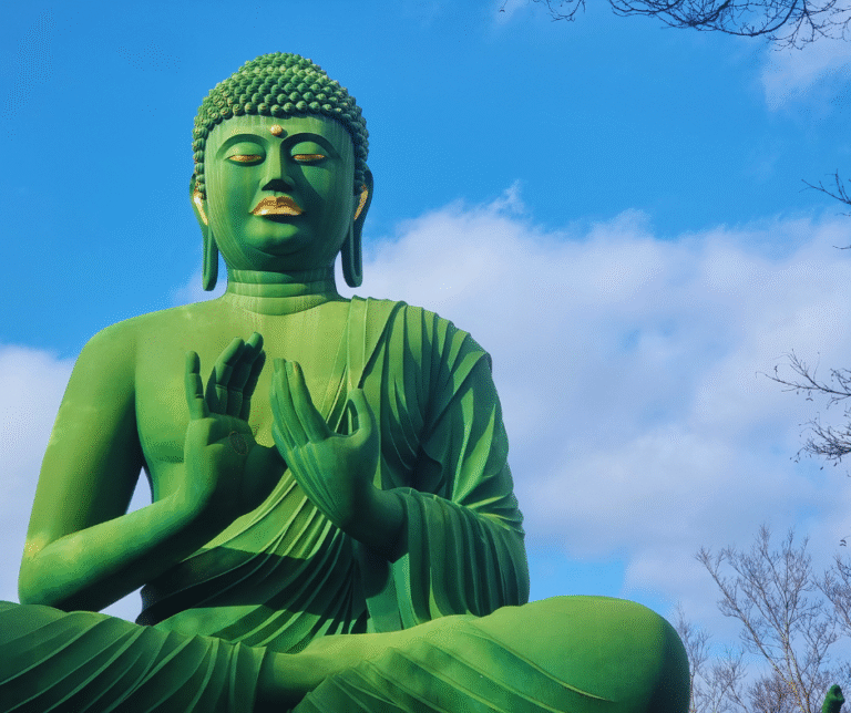 O Nepal é um dos poucos lugares do mundo onde hinduísmo e budismo convivem em harmonia. Cerca de 80% da população é hindu, enquanto 10% segue o budismo, mas muitas práticas religiosas se entrelaçam e influenciam mutuamente.
