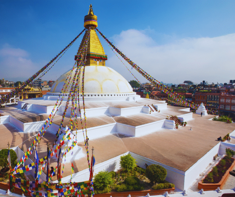 Os templos, os monastérios (chamados de gompas) e as estupas (estruturas budistas em forma de cúpula) são parte do cotidiano urbano e rural. Um exemplo icônico é a estupa de Boudhanath, um dos maiores centros de peregrinação budista do mundo.