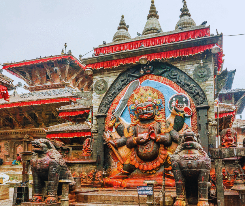 Cultura do Nepal: Tradição, Espiritualidade e Diversidade nas Montanhas do Himalaia Localizado entre duas potências gigantes — China e Índia — o Nepal é um país pequeno em território, mas imenso em riqueza cultural. Com suas paisagens montanhosas de tirar o fôlego, incluindo o imponente Monte Everest, o Nepal é mais do que um destino para alpinistas e aventureiro