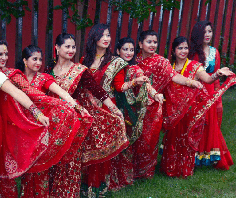 Um dos mais importantes é o Dashain, o maior festival hindu do Nepal, que dura 15 dias e celebra a vitória do bem sobre o mal. Durante esse período, famílias se reúnem, recebem bênçãos dos mais velhos e participam de cerimônias que homenageiam a deusa Durga.