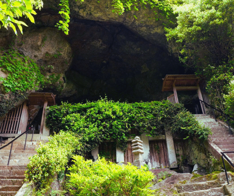 Mesmo com a fama que conquistou, Musashi viveu de forma simples e introspectiva. Seus últimos anos foram passados em uma caverna chamada Reigandō, próxima à cidade de Kumamoto, onde escreveu suas obras e meditou sobre a vida e a morte.
