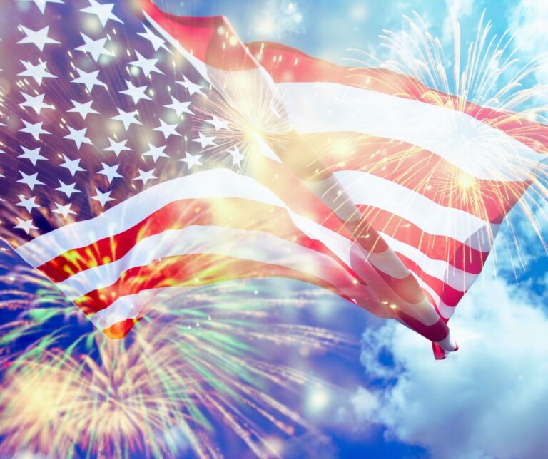 Feriados e celebrações Os Estados Unidos têm diversos feriados que refletem sua história e valores. O Dia da Independência (4 de julho) é uma das datas mais importantes, celebrado com fogos de artifício, desfiles e festas em todo o país. O Thanksgiving Day (Dia de Ação de Graças), comemorado na quarta quinta-feira de novembro, é um momento em que famílias e amigos se reúnem para agradecer pelas bênçãos do ano, geralmente com um jantar tradicional que inclui peru assado.