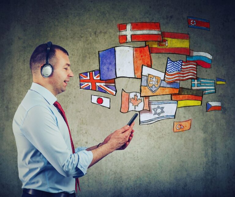 A língua oficial de fato dos EUA é o inglês, embora o país não tenha uma língua oficial definida por lei. O espanhol é a segunda língua mais falada, principalmente em estados com forte presença latina, como Califórnia, Texas, Novo México e Flórida. Além disso, comunidades de imigrantes mantêm vivas outras línguas, como chinês, árabe, vietnamita e francês.