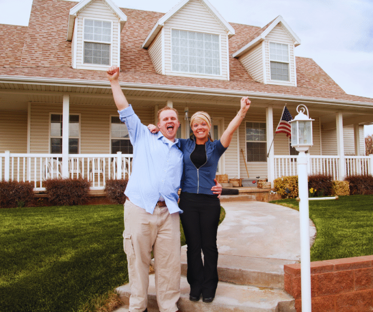 A sociedade americana valoriza muito a liberdade individual, o trabalho árduo e a busca pelo sucesso pessoal. O chamado “Sonho Americano” – a ideia de que qualquer pessoa pode prosperar através de esforço e dedicação – ainda é um ideal cultural muito presente. O patriotismo também é marcante, evidenciado por bandeiras nas residências, celebrações nacionais e respeito aos símbolos do país.