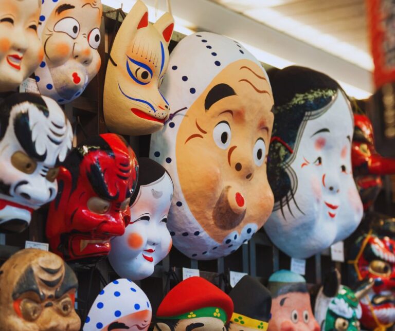 As máscaras japonesas representam muito mais do que simples objetos decorativos. Elas carregam histórias antigas, crenças espirituais e emoções humanas profundas. Cada máscara possui um significado único e ajuda a preservar a tradição cultural japonesa através dos séculos. Hoje, mesmo com a modernização do Japão, essas máscaras continuam vivas em festivais, teatros, animes, tatuagens e artes modernas. Elas mostram como o Japão consegue unir passado e presente de maneira fascinante.